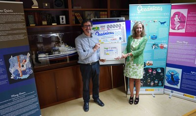 Patricia Sanz y Javier Tomás Ruiz presentan el cupón dedicado a Oceánicas