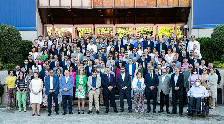 Foto de familia de todos los asistentes presenciales al CCG
