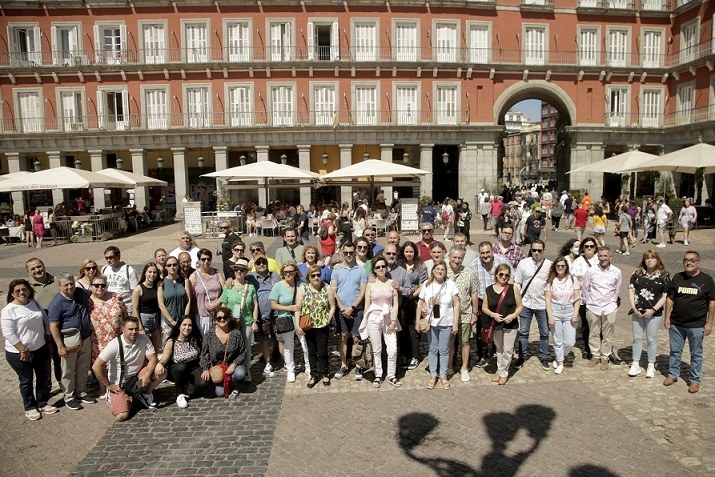 Foto de familia de los 22 agentes vendedores y sus acompañantes en la Plaza Mayor de Madrid
