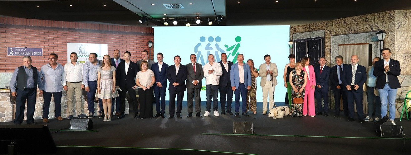 Foto de familia de todos los 22 vendedores y vendedoras del año, junto a Miguel Carballeda y Ángel Sánchez