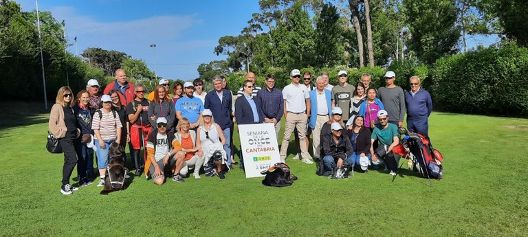 Todos los participantes en la actividad de Golf para personas ciegas