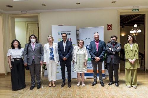 Foto de familia de representantes de FEDE y de la ONCE tras la firma del acuerdo