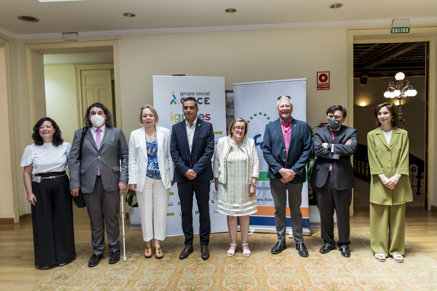 Foto de familia de representantes de FEDE y de la ONCE tras la firma del acuerdo