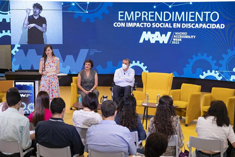 Momento de la inauguración con los directores del Master, Yolanda de la Fuente y Jesús Hernández
