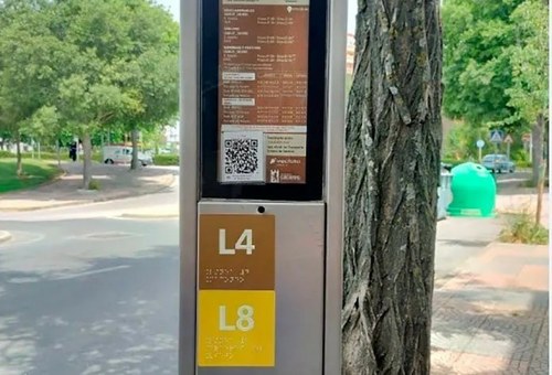 Paradas de autobús con el adhesivo braille en Cáceres