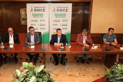 Los máximos responsables de la negocación del Convenio por ambas partes, con Diego Sayago y Ángel Sánchez a la cabeza, en el centro de la imagen Los máximos responsables de la negocación del Convenio por ambas partes, con Diego Sayago y Ángel Sánchez a la cabeza, en el centro de la imagen