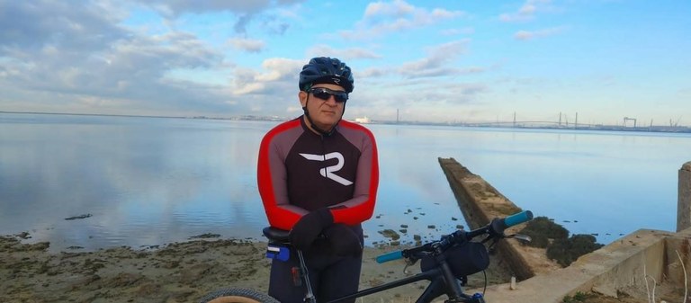 Sergio Cámara con la bahía de Cádiz al fondo 