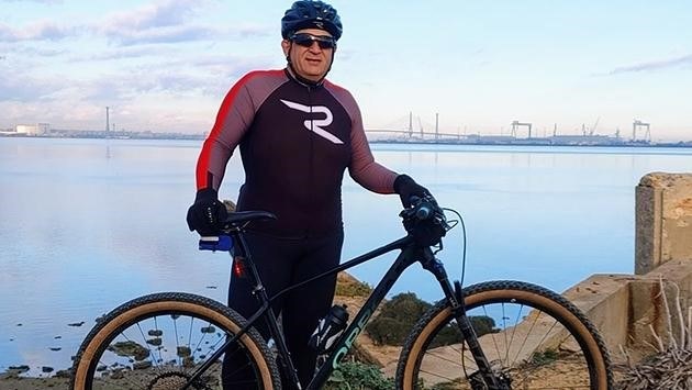 Sergio Cámara con su bicicleta antes de iniciar su segundo Gran Reto 