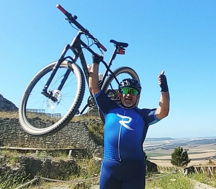 Sergio Cámara levanta triunfal su bicicleta del Gran Reto 