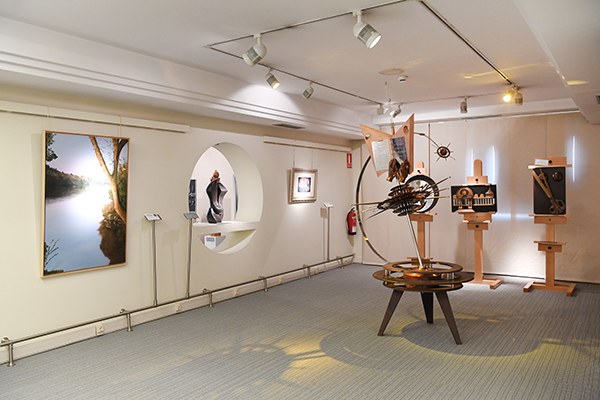 Sala de exposiciones de las obras realizadas por artistas afiliados