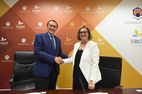 Momento de la firma con la Universidad de Córdoba