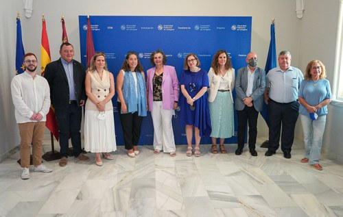 Foto de familia de los responsables de la UPCT y Fundación ONCE en la firma del acuerdo