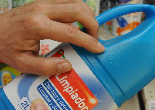 Producto de limpieza etiquetado en braille