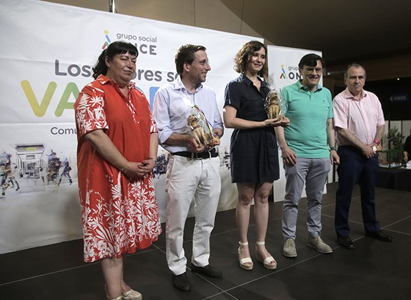 Foto de familia de las autoridades sobre el escenario