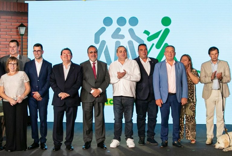 Foto de la Gala con Miguel Carballeda y Ángel Sánchez, con algunos de los vendedores galardonados