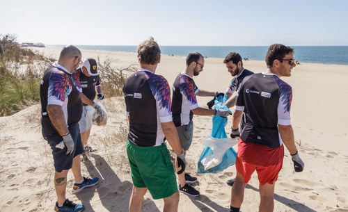Voluntarios recogiendo los residuos