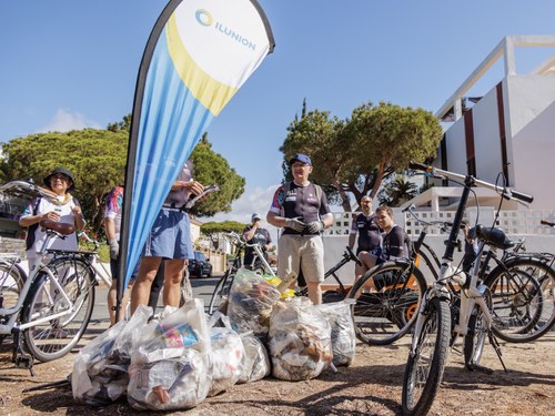 Voluntarios con las bolsas recogidas