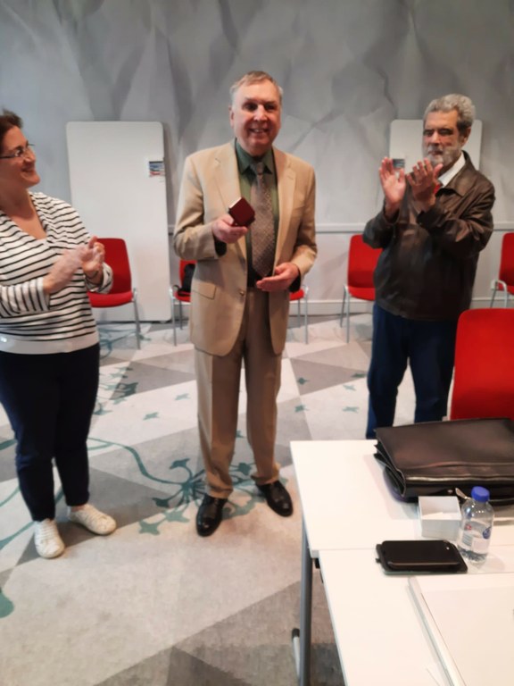 Bárbara Martín a la izquierda aplaude a Angermann tras recibir el premio de manos de Cattani, a la derecha de la imagen