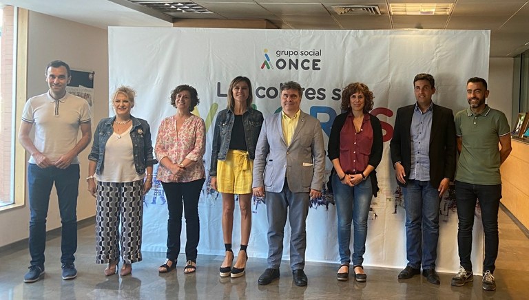 Foto de familia de los diputados forales y los responsables de la ONCE en Navarra