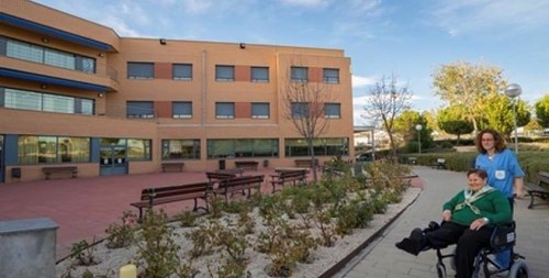 Residente y cuidadora de la residencia de Ilunion en Parla (Madrid)