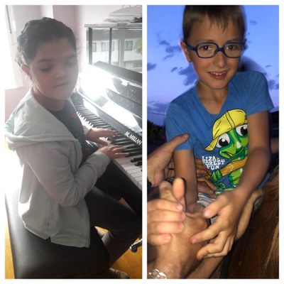 Noa Collazo toca el piano mientras Pedro Salgado monta a caballo 