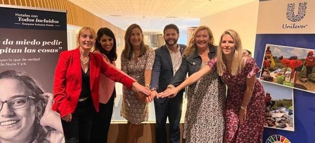 Foto de familia de responsables de Ilunion con Unilever