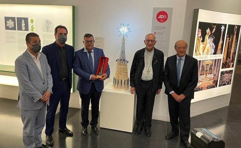 Responsables de la ONCE, y del taller que ha realizado la maqueta junto al cardenal y arzobispo