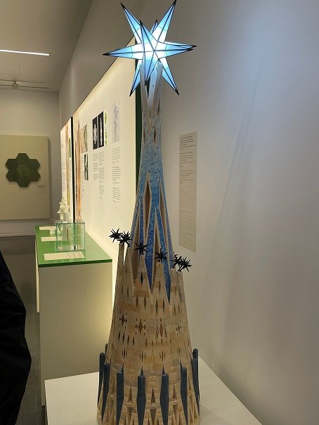 Primer plano de la maqueta d ela Torre de la Sagrada Familia