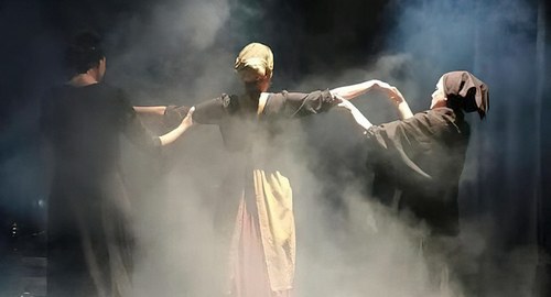 Un momento de la obra 2500 años de Antígonas contra Creontes