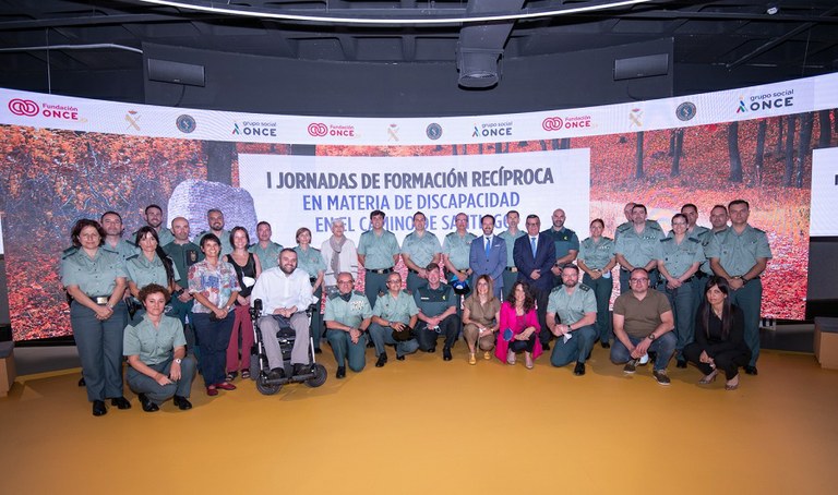 Foto de familia de los guardias civiles y los formadores en el HUB de Por Talento