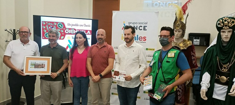 Representantes de la Junta Central, del Grupo Social ONCE acompañados por la Armengola junto a los trajes cedidos.