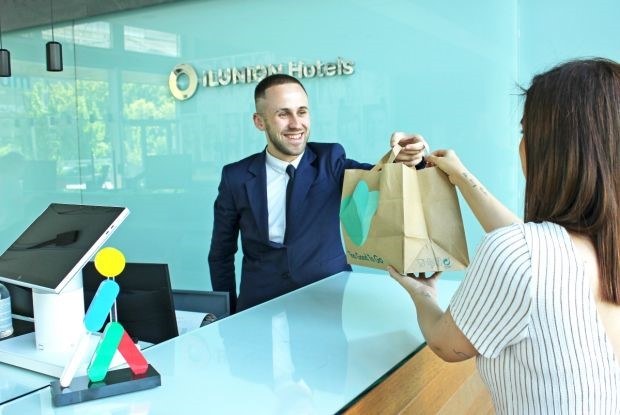 Un cliente recoge su pedido a través de la app  