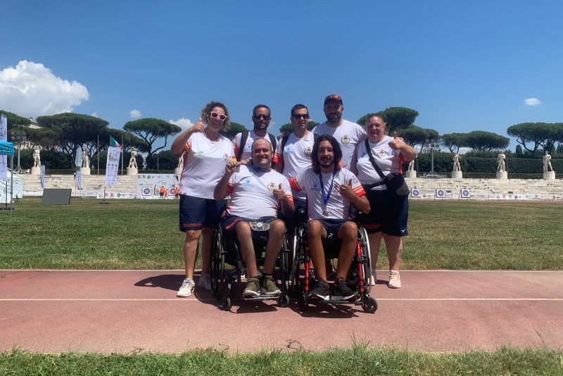 Miembros del equipo de Tiro con Arco celebrando el logro español