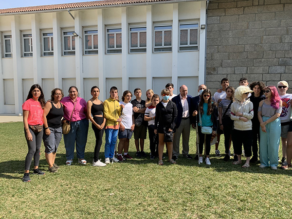 Parrado y Abraldes posan con un grupo de estudiantes