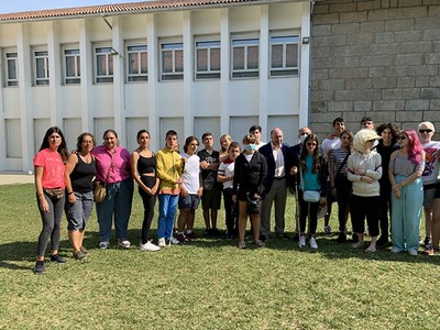 Parrado y Abraldes posan con un grupo de estudiantes