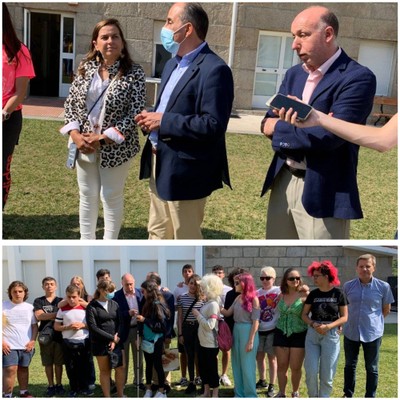 Parrado durante su discurso y posado con otro grupo de alumnos