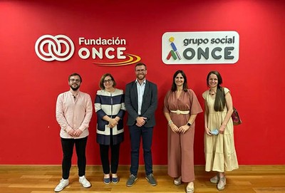 Foto de familia de los participantes en la firma