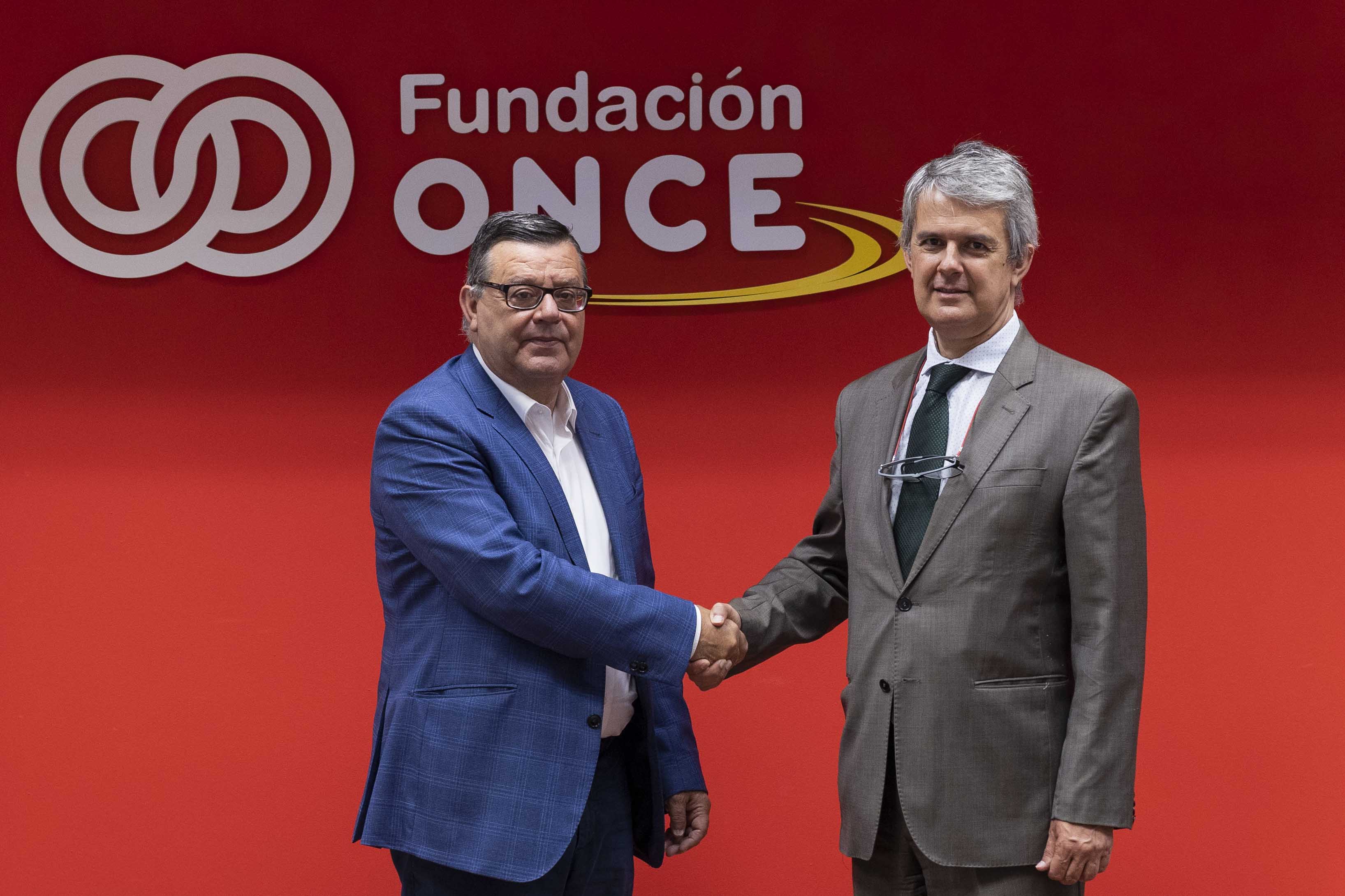 Martínez Donoso y De Moya estrechan sus manos