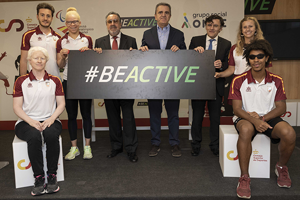 Foto de familia de los participantes en la presentación
