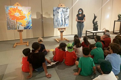 El grupo de  chavales ante las pinturas de Kelly Arrontes