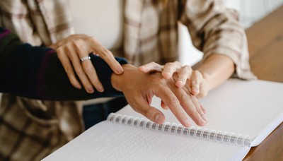 Imagen alusiva a la atención y cuidados de personas ciegas