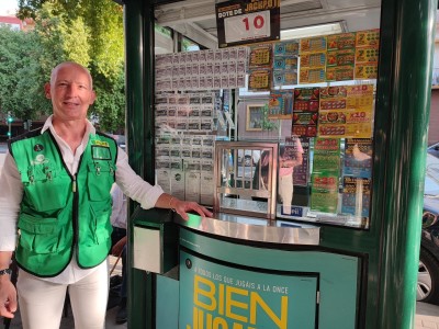 Rafael Llopis con su expositor de productos de la ONCE en uno de sus puntos de venta