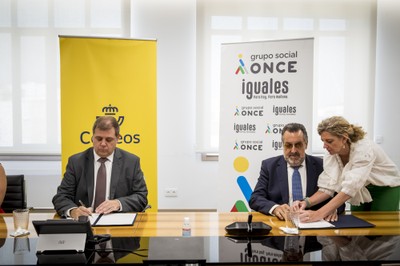 Ambos presidentes en el momento de la firma