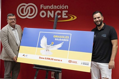 Momento de la entrega del cheque