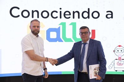 Los firmantes estrechan sus manos