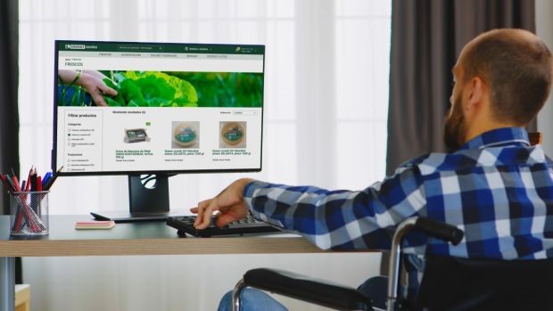 Persona con discapacidad consulta los productos de la web de Eroski Azoka