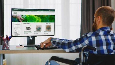 Persona con discapacidad consulta los productos de la web de Eroski Azoka