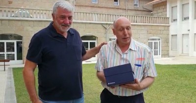 Antonio Vilar recibe un presente del que fuera su alumno, en la actualidad director del colegio, José Ángel Abraldes (margen derecho de la imagen)
