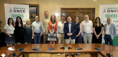 Foto de familia de todos los asistentes a la firma del Plan