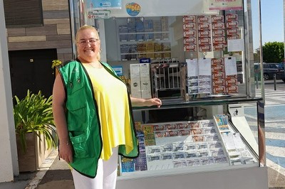 Lali Gallego en su kiosco de Alicante